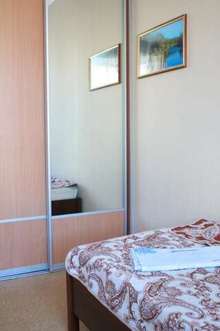 Хостел Северянка Тобольск Односпальная кровать в общем номере для мужчин и женщин-6