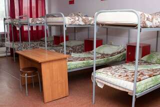 Хостел Северянка Тобольск Кровать в 20-местном общем номере (удобства на этаже)-1
